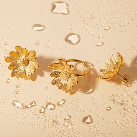 The complete 3D daisy sunflower jewelry set, including rings and earrings.