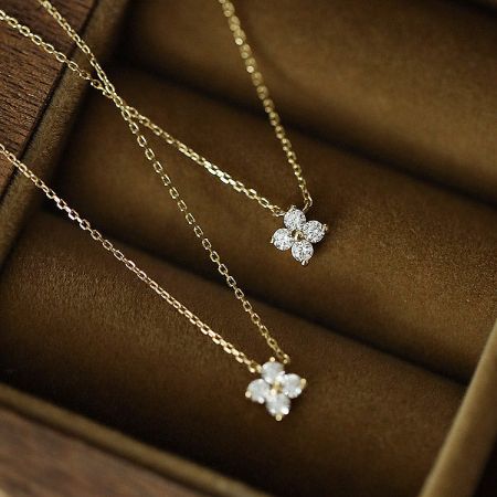 The set of 925 silver four-leaf flower necklaces displayed in a jewelry box.