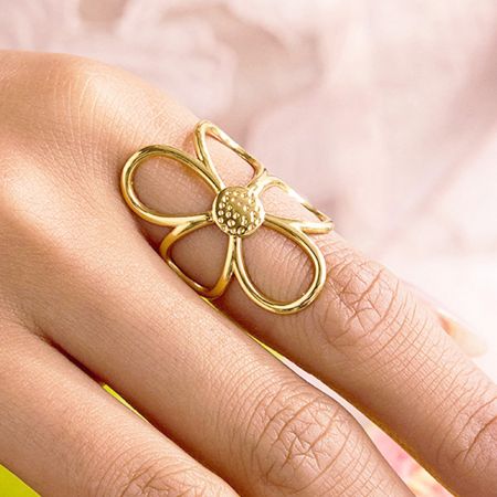 Detailed view of the adjustable gold daisy flower ring, perfect for everyday wear.