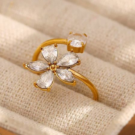 Detailed view of the sparkling CZ zirconia centerpiece on the flower ring.