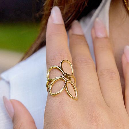 Adjustable open daisy ring in gold-tone stainless steel, perfect for everyday wear.