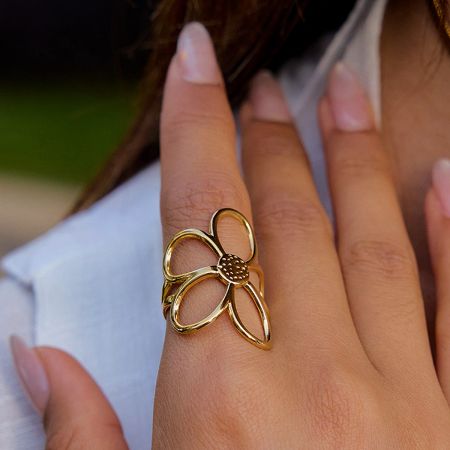 A gold daisy ring shown as a piece of women's fashion jewelry.