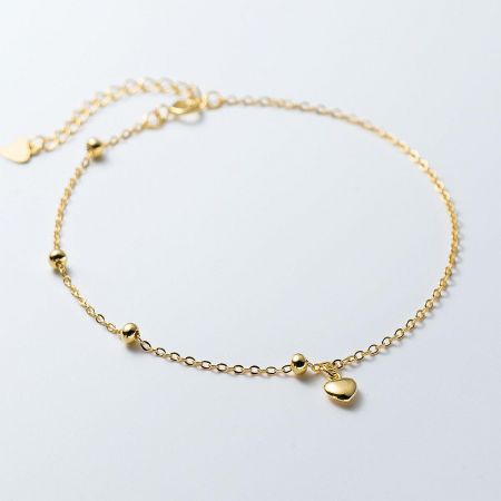A stylish 925 silver heart charm bracelet with a lustrous 18K gold finish.