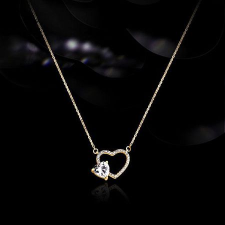 Groothandel 925 Sterling Zilveren Gouden Holle Hart Zirkonia Ketting (Set van 5) - Close-up van een 925 sterling zilveren ketting met vergulding, met een holle hart hanger met een centrale hartvormige zircon steen.