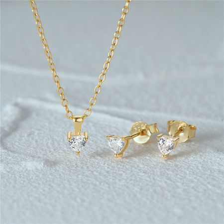 Close-up of the gold-plated 925 silver heart zircon jewelry set.