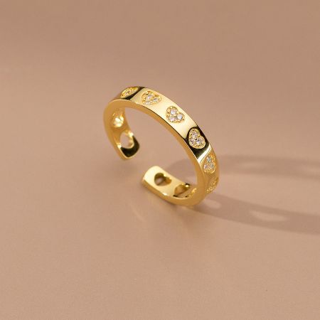 The luxurious gold version of the heart-shaped ring, highlighting its warm tone and brilliant zircons.