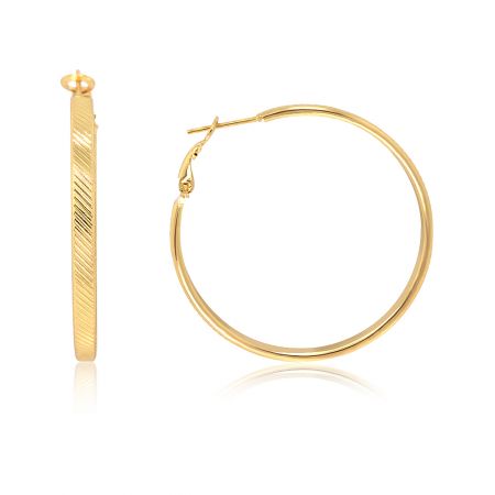 Runda diamantklippta örhängehoops - Ett par runda diamantklippta örhängehoops i en glänsande guldfinish, som visar upp sin klassiska 50 mm cirkulära design och spänne med lyft.