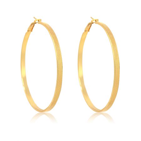 Orecchini a cerchio dorati con punti - Un paio di orecchini a cerchio dorati con punti di JR Fashion Accessories, che mostrano la loro superficie esterna testurizzata e l'interno liscio placcato in oro.