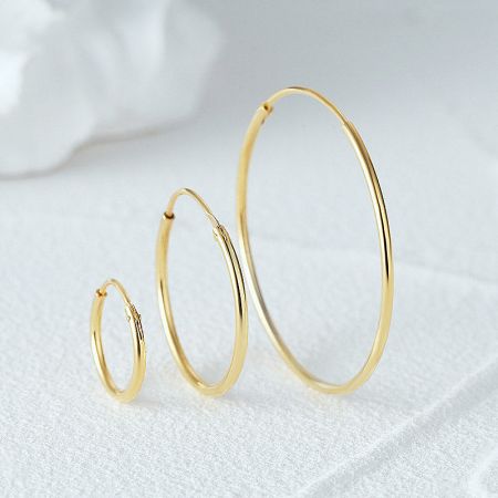 Set di 3 orecchini a cerchio lucidati in argento sterling 925 (5 set) - Un set di tre orecchini a cerchio in argento sterling 925 lucidati in finitura oro, esposti in dimensioni piccola, media e grande.