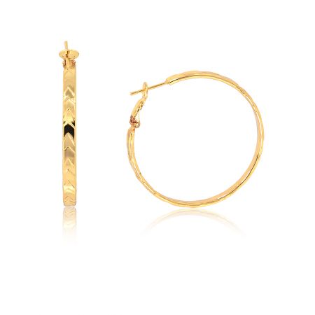 Diamant-skarvad djärv rund hoop örhängen - Närbild av diamant-skarvad djärv rund hoop örhängen som visar den intrikata chevron-liknande texturen på den guldpläterade ytan.