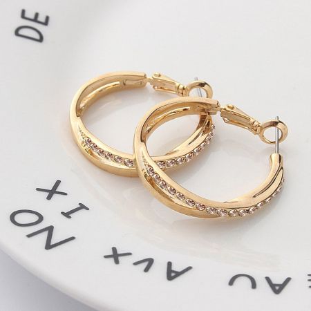 Angled perspective of the JRE-065 gold hoops, showing their elegant curvature.