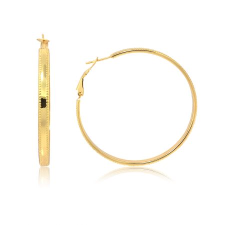 Gold-Hoop-Textur-Ohrringe - Eine Nahaufnahme der Gold-Hoop-Textur-Ohrringe, die das detaillierte handgeschmiedete Reifenmuster auf der polierten, vergoldeten Oberfläche zeigt.