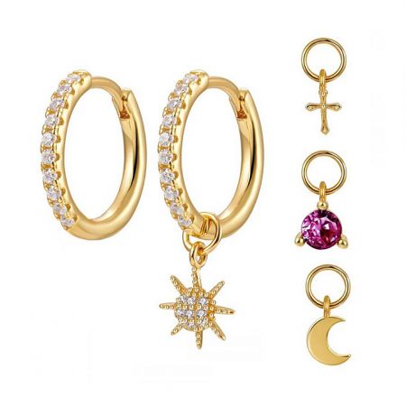 Dingla Charm Huggie örhänge - En närbild av JR Fashions Dangle Charm Huggie-örhängen, som visar upp den guldpläterade finishen och gnistrande cubic zirconia berlocker.