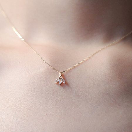 Detailed view of the elegant leaf-shaped pendant necklace, part of the 925 sterling silver set.