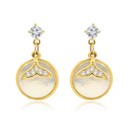 Brinco de Cauda Paved com Concha Redonda - Um close-up do Brinco de Cauda Paved com Concha Redonda, destacando o acabamento dourado, a incrustação de concha branca e a cauda pavimentada de zircônia cúbica brilhante.