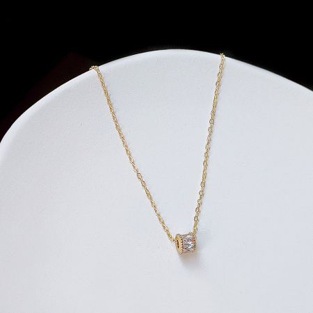 Stylish gold choker featuring a baguette-cut zircon pendant.