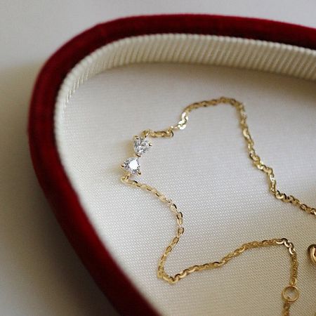 The S925 gold bowknot bracelet presented in a luxurious jewelry box, perfect for gifting.