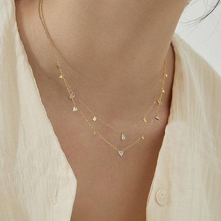 925 Sterling Zilver Gouden Geometrische Charme Ketting Set van 5 - Een prachtig vervaardigde 925 sterling zilveren ketting met een goudkleurige geometrische charme, die de set van vijf vertegenwoordigt.