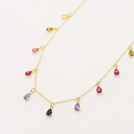 مجموعة قلادة الدموع المتدلية من فضة استرلينية 925. - صورة مقربة لقلادة الدموع المتدلية من فضة استرلينية 925، تُظهر سلسلتها الذهبية وخرزاتها الملونة الزاهية.