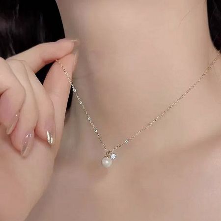 A variation of the design featuring a small flower accent with the pearl.