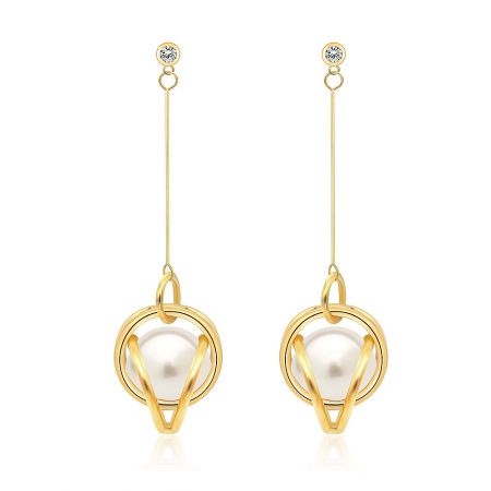 Orecchini in perle con filigrana a spirale color oro - Un paio di orecchini in perle con filigrana a spirale color oro, che mostrano l'intricato lavoro in metallo dorato, la perla centrale e le scintillanti pietre in zirconia cubica.