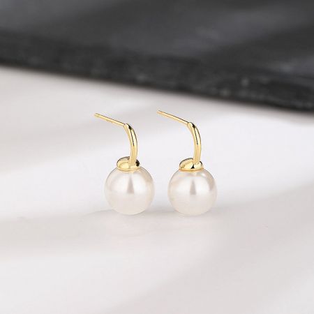 Detailed close-up of the 925 sterling silver single pearl C-hook earring with a luxurious gold finish.