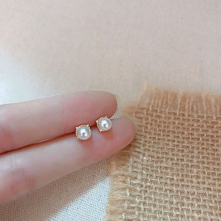 Orecchini a perno singolo con perla in argento sterling 925 (5 paia) - Una ripresa ravvicinata in studio di eleganti orecchini a perno singolo in argento sterling 925 con finitura oro lucido, che mostrano il loro design classico.