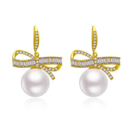 CZ Ribbon 12MM pärlörhängen - Framifrån vy av CZ Ribbon 12MM Pearl Earrings, som visar den guldpläterade bågdesignen prydd med briljanta kubiska zirkonior och en stor, slät 12mm glaspärla.