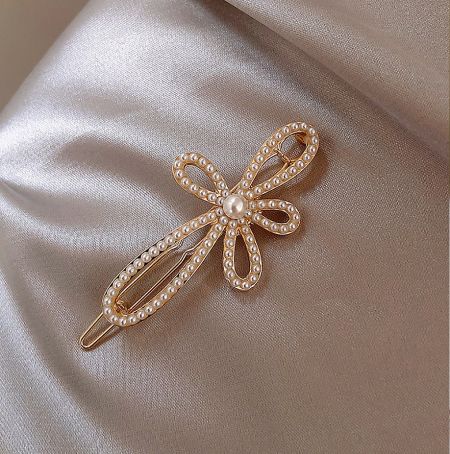 An alternative angle of the gold-plated Pearl Flower Hair Pin, highlighting the arrangement of the white pearls.