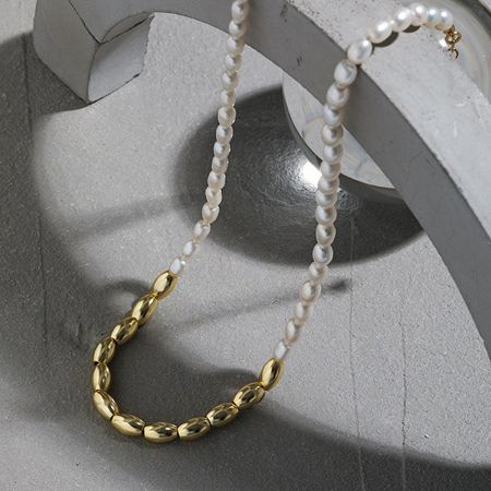 Model wearing the 18K gold plated freshwater pearl necklace.