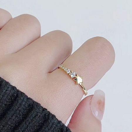 A model wearing the gold pavé crystal star ring to display its elegant look on the hand.