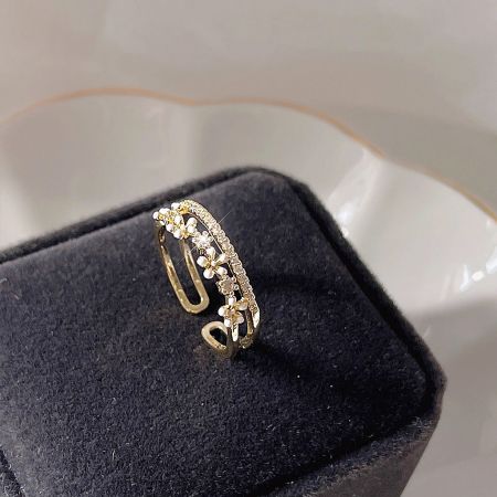 A unique double-layered open finger ring from the daisy flower set.