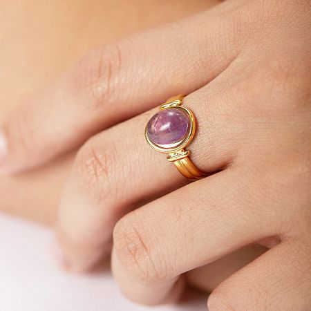 Side profile of the gold-finished amethyst ring on a hand