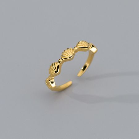 Detailed view of the gold seashell ring's unique wavy design.
