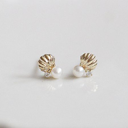 Elegant gold seashell stud earring featuring a lustrous central pearl.