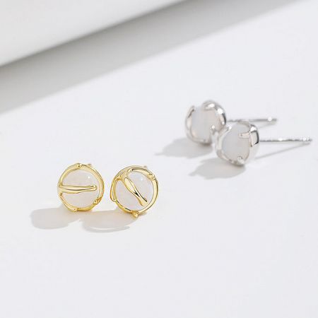 Orecchini a bottone rotondi piccoli in agata bianca in argento sterling 925 - Un paio di orecchini a bottone rotondi piccoli in argento sterling 925 e un paio di orecchini placcati oro con pietre di agata bianca, che mostrano le opzioni di colore disponibili.