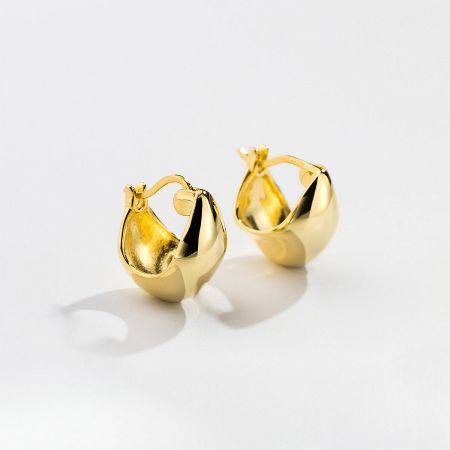 A pair of gold teardrop-shaped S925 sterling silver huggie hoop earrings on a white background.
