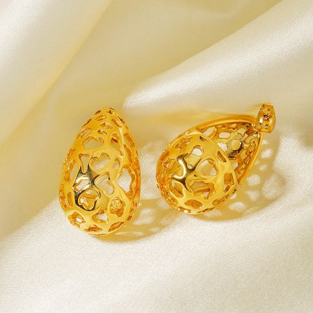 The hollow filigree design of the gold teardrop stud earrings.