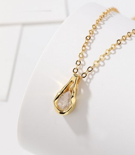 Detailed view of the 925 Sterling Silver Droplet Necklace's clasp and pendant