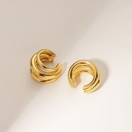 Angled view of the gold triple-layered hoop ear cuff design.