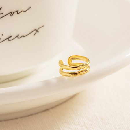 Side view of the gold double-layer ear cuff.