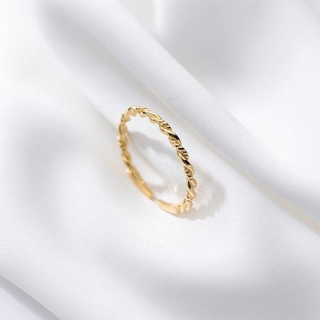 Close-up of the gold-finished 925 sterling silver rope ring.