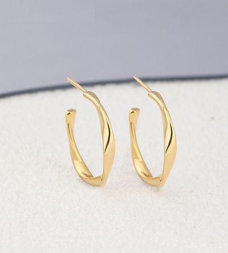 Orecchini a cerchio in argento sterling 925 lucidato - Una foto dettagliata degli orecchini a cerchio in argento sterling 925 lucidato, che mostrano il loro intricato design a corda attorcigliata e la finitura placcata in oro lucido.