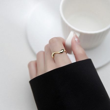 Detailed view of the gold-plated 925 sterling silver adjustable wave ring.