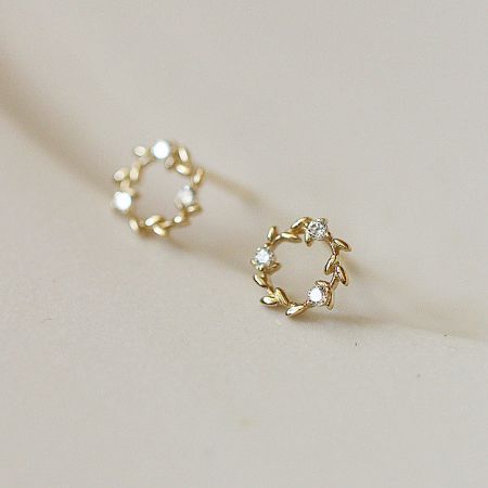 925 Sterling Silver Small Gold Simple Wreath Stud Earrings (5 pairs) - A close-up of the 925 sterling silver small gold wreath stud earrings, highlighting the intricate leaf design and sparkling white stones.