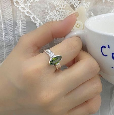 Close-up view of the 925 sterling silver ring featuring a brilliant-cut green peridot gemstone.