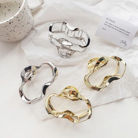 Metal Alloy Cloud Shape Wave Claw Hair Clips (5 pcs) - A set of four cloud-shaped wave claw hair clips in polished gold and silver finishes, elegantly arranged for display.