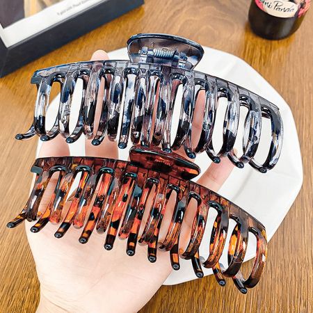 A detailed view of the transparent and tortoiseshell hair clips.