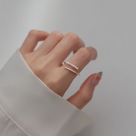 A stylish look with two rings from the adjustable set worn on the middle finger.