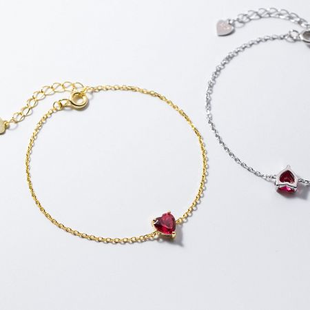 925 Silver Eternity Minimalist Heart Zircon Chain Bracelet Set of 5 - A set of 925 Sterling Silver Minimalist Heart Bracelets, shown in both gold and silver finishes with sparkling red zircon gemstones.